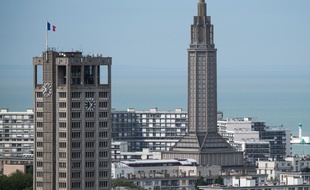 Le Havre et son hôtel de ville, à gauche. (archives)