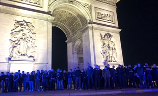 Des policiers manifestent devant l'Arc de Triomphe, le 13 juin 2020.
