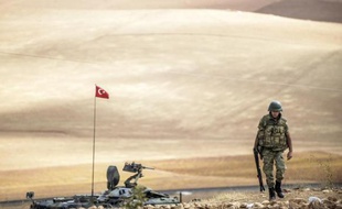 Un soldat turc patrouille près de la frontière syrienne, à proximité de la ville de Suruc en Turquie, le 30 septembre 2014