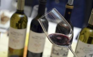 Dégustation d'un vin rouge lors de la semaine des Primeurs des vins de Bordeaux le 30 mars