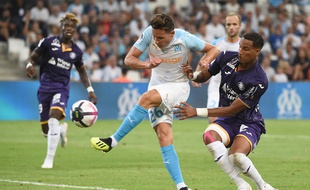 Le Marseillais Florian Thauvin et le Toulousain Christopher Jullien lors du match aller au Stade-Vélodrome, le 10 août 2018.