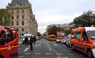 Véhicules de pompiers et police stationnés à proximité des locaux de la préfecture de police à Paris, le 3 octobre 2019.