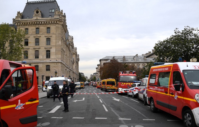 Quelles mesures pour prévenir la radicalisation des fonctionnaires ? 640x410_vehicules-pompiers-police-stationnes-proximite-locaux-prefecture-police-paris-3-octobre-2019