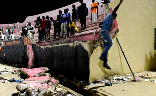 Un mur s'est affaissé dans le stade Demba Diop de Dakar, le 15 juillet 2017.