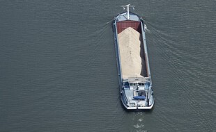 Le pilote d'une péniche est décédé samedi soir après avoir heurté la pile d'un pont dans la Drôme (illustration).