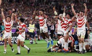 Les Japonais célébrant leur victoire face à l'Ecosse qualifictive pour le premier quart de finale de leur histoire.