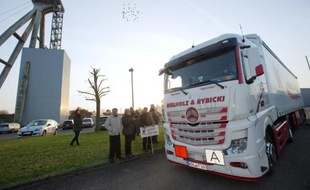 Un camion transportant des déchets toxiques quitte le site de Stocamine à Wittelsheim (Haut-Rhin) le 24 novembre 2014