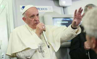 Le pape Francçois parle aux journalistes à bord du vol entre le Mexique et l'Italie, le 18 février 2016