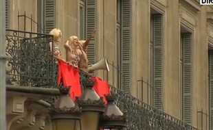 Des Femen manifestent le 1er mai 2015 contre le FN, place de l'Opéra, à Paris