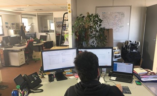 Le bureau du community manager de TBM, le réseau de transports de l'agglomération bordelaise, à Bordeaux.
