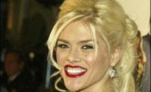 La vie de la starlette Anna Nicole Smith, décédée en février à l'âge de 39 ans après avoir brûlé la chandelle par les deux bouts, va faire l'objet d'une adaptation au cinéma, a rapporté mercredi la presse spécialisée de Hollywood.