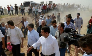 Le convoi du Parti démocratique des peuples (HDP), emmené par ses deux coprésidents Selahattin Demirtas (c) et Figen Yüksekdag, marchent vers Cizre (Turquie), le 9 septembre 2015