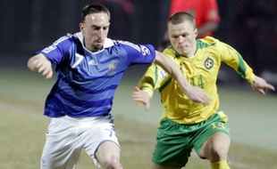 Le Français Franck Ribéry, à la lutte avec Davidas Sernas lors de Lituanie - France, le 28 mars 2009.