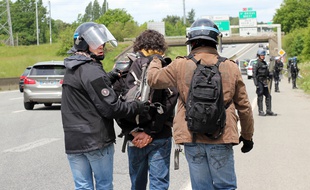Un manifestant a été interpellé par la BAC au bord de la rocade. Ici lors de la manifestation contre la loi Travail, le 19 mai 2016 à Rennes.