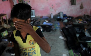Photo d'un enfant indien réduit en esclavage pendant une opération de l'ONG Bachpan Bachao Andolan (Save the Childhood Movement) pour secourir des enfants esclaves à New Delhi le 10 novembre 2009