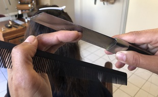 La trichothérapie se pratique à l'aide d'un petit sabre japonais