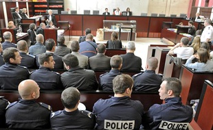 La salle attend l'ouverture du procès des émeutiers de Villiers-le-Bel, à la cour d’assises du Val-d’Oise, le 21 juin 2010.