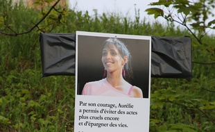 A Villejuif, une affiche rend hommage à Aurélie Châtelain, retrouvée morte dans la ville de banlieue parisienne le 19 avril 2015.