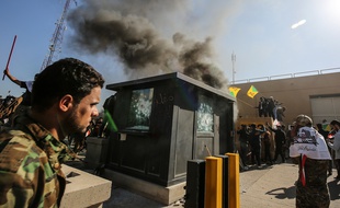 Des Irakiens attaquent l'ambassade des Etats-Unis à Baghdad, le 31 décembre 2019.