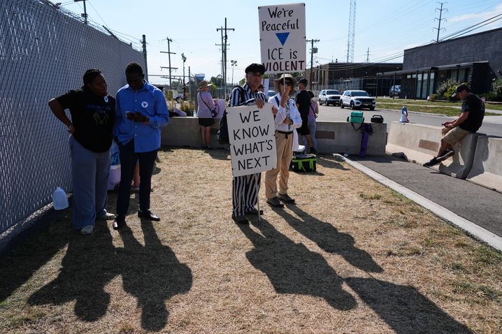 Devant le centre de détention de Broadview, en banlieue de Chicago, des manifestants tiennent des panneaux «Nous savons ce qui vient après», «Nous sommes pacifiques, ICE est violent», en protestation de l'opération fédérale en cours.