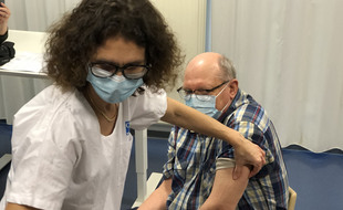 Résident de l'Ehpad Hôtel-Dieu à Rennes, Serge est la première personne à s'être fait vacciner en Ille-et-Vilaine ce mardi après-midi.