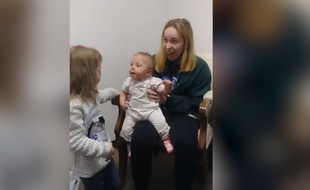 Ce bébé entend pour la première fois ! - Le Rewind