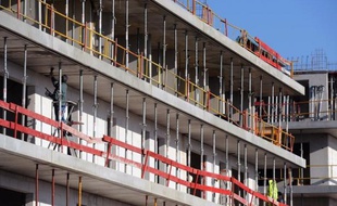 Plus de huit maires sur dix (83%) considèrent que l'Etat doit mettre à disposition les terrains dont il est propriétaire et 82% qu'il faudrait abaisser à 7% le taux de TVA sur la construction de la résidence principale, selon une enquête réalisée par CSA pour le Forum pour la gestion des villes à l'occasion de la présidentielle.