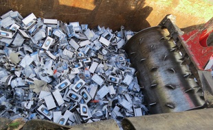 Destruction de contrefaçons de consoles et manettes de jeux vidéos par les douanes de Midi-Pyrénées le 15 novembre.