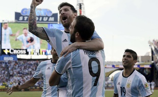 Lionel Messi dans les bras de Gonzalo Higuain.