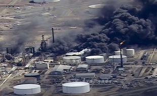 Des explosions et un incendie dans une raffinerie du Wisconsin ont fait au moins 11 blessés, le 26 avril 2018.