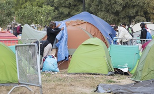 Des réfugiés lors de l'évacuation d'un camp à Nantes (Loire-Atlantique). Illustration