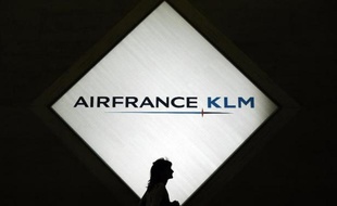 Une personne passe devant le logo d'Air France-KLM