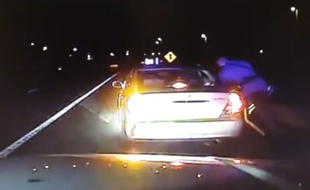 Deux policiers ont aidé une femme à accoucher dans sa voiture garée sur le bas-côté d'une autoroute.