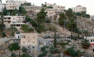 Les forces israéliennes entourent une maison dans le village de Surif au nord de la Cisjordanie, le 27 juillet 2016.
