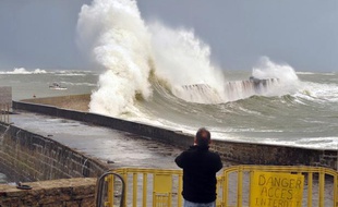 De fortes vagues frappent la côte atlantique à Ploemeur, dans le Morbihan, le 5 février 2014.