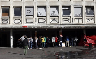 Des migrants au lycée Jean-Quarré à Paris, le 6 octobre 2015.
