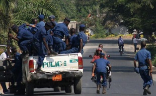 Des policiers burundais établissent un barrage routier à Bujumbura, le 6 juillet 2015