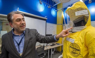 Le Dr Youseph Yazdi, directeur du Centre d'innovation et design de l'université Johns Hopkins de Baltimore, dans le Maryland, présente une combinaison anti-Ebola encore à l'essai, le 18 décembre 2014
