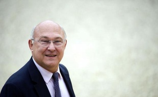 Le ministre du Travail, de l'Emploi et du Dialogue social Michel Sapin a estimé jeudi "légitime" de donner un coup de pouce au Smic mais il a rejeté l'idée d'une forte hausse comme le demandent certains syndicats.