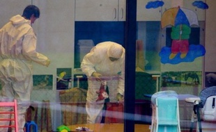 Le jeune homme est entré dans la crèche et s'est immédiatement attaqué aux enfants, ont raconté les témoins. Un enfant et une femme --une employée de 54 ans, Marita Blindeman, selon le parquet-- ont été tués sur le coup et un autre enfant a succombé peu après à ses blessures.