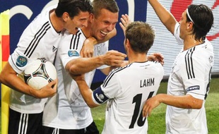 Les Allemands félicitent Lukas Podolski après son but contre le Danemark, le 17 juin à Lviv.