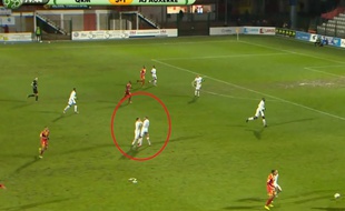 Les Auxerrois Pierre-Yves Polomat et Mickaël Barreto se sont battus lors du match de Ligue 2 Quevilly-Rouen-Auxerre, le 16 mars 2018.