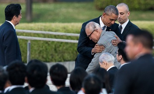 Barack Obama embrasse un survivant de l'explosion atomique d'Hiroshima, le 17 mai 2016.