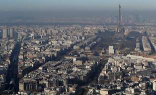 La tour Eiffel dans le brouillard le 5 décembre 2016, jour de pic de pollution.