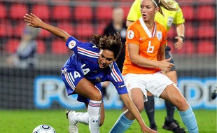 Le milieu de terrain Louisa Necib pendant l'Euro féminin 2009.