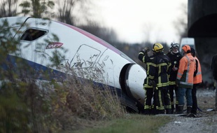 Les secours intervenant sur le site de l'accident d'Eckwersheim, le 15 novembre 2015