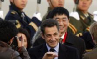 Nicolas Sarkozy arrive à l'aéroport de Pékin, dimanche 25 novembre 2007