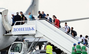 L'équipe de France, éliminée samedi de l'Euro-2012 en quart de finale par l'Espagne (2-0), a quitté dimanche Donetsk en début l'après-midi pour rallier en avion la France où elle doit arriver vers 18h00, a constaté un journaliste de l'AFP présent à l'aéroport.