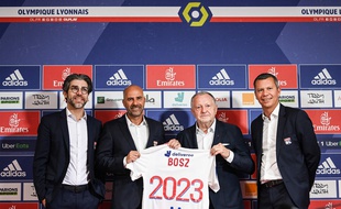 Juninho, Jean-Michel Aulas et Vincent Ponsot ont présenté devant la presse le nouvel entraîneur lyonnais, Peter Bosz, le 30 mai. OLIVIER CHASSIGNOLE