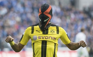 Le nouveau masque de Pierre-Emerick Aubameyang fait scandale.